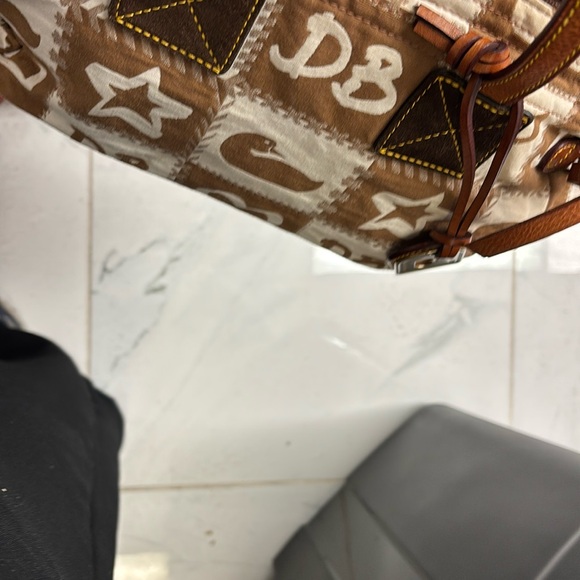 Dooney & Bourke Tan and White Shoulder Bag - Picture 4 of 16